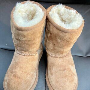 UGG Classic II Boots Genuine Soft Sheepskin for Toddler Size 9 in Chestnut